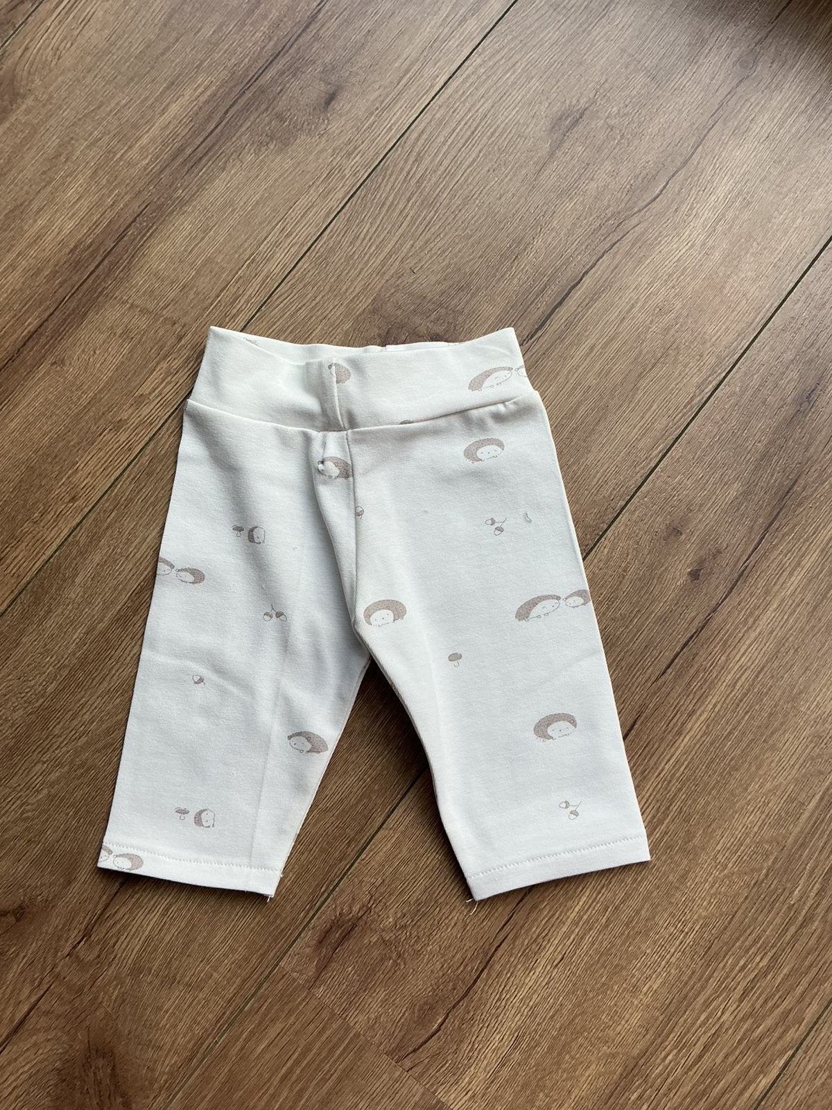 Nueuw broekje met egeltjes - maat 44, Kinderen en Baby's, Ophalen of Verzenden, Nieuw, Jongetje of Meisje, Broekje