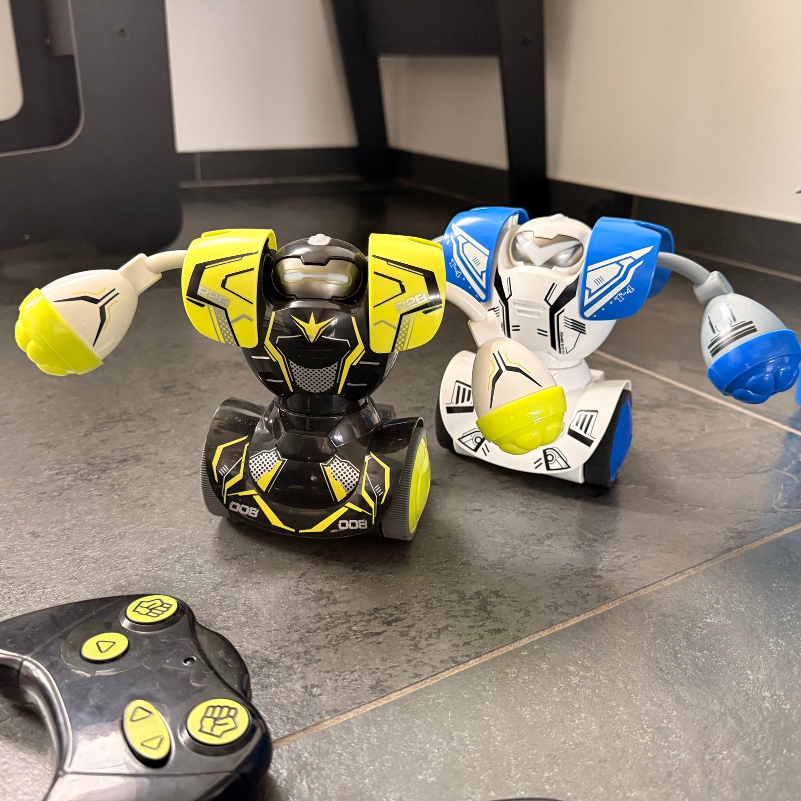 Robot Boksers Silverlit met 1 defecte afstandsbediening, Ophalen of Verzenden, Gebruikt, Jongen of Meisje
