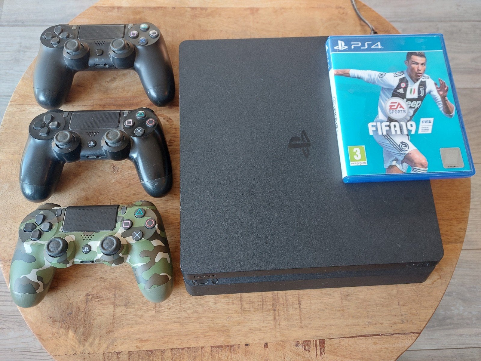 PlayStation 4 Slim met 3 controllers en 1 game, Spelcomputers en Games, Ophalen of Verzenden, Zo goed als nieuw, Met 3 controllers of meer