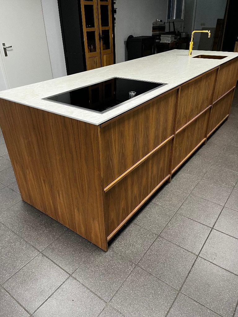 keuken showroom notenhouten japandi eiland, Huis en Inrichting, Keuken | Complete keukens, Ophalen, Overige materialen, Bruin