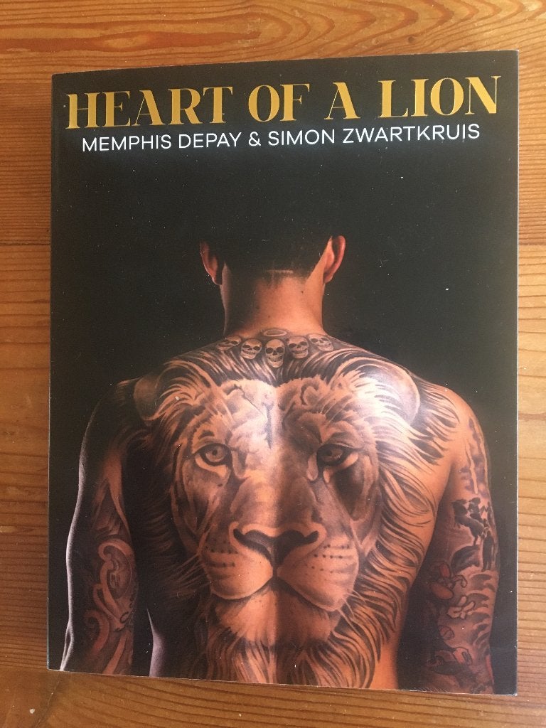 voetbalboek- Heart of a Lion ( Memphis Depay), Ophalen of Verzenden, Zo goed als nieuw, Balsport