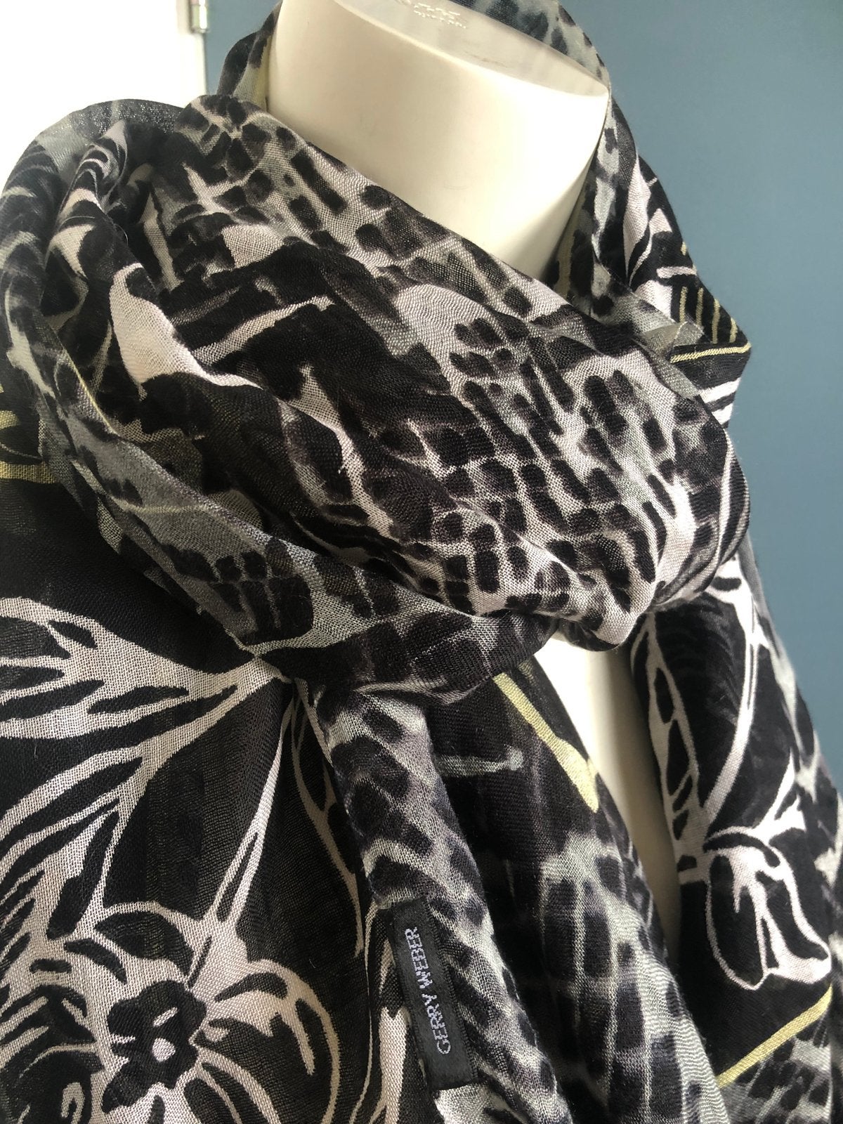 Gerry weber dunne lange grote sjaal zwart wit, Maat 46/48 (XL) of groter, Ophalen of Verzenden, Zo goed als nieuw, X