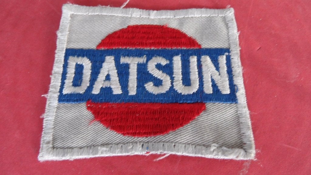 Datsun oldtimerauto werkplaats overal badge, Verzenden, Gebruikt, Auto's