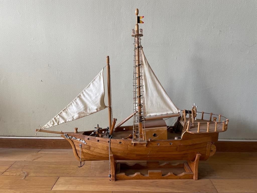 Houten model boot met zeilen en standaard, Hobby en Vrije tijd, Modelbouw | Boten en Schepen, Ophalen, Gebruikt, Groter dan 1:32