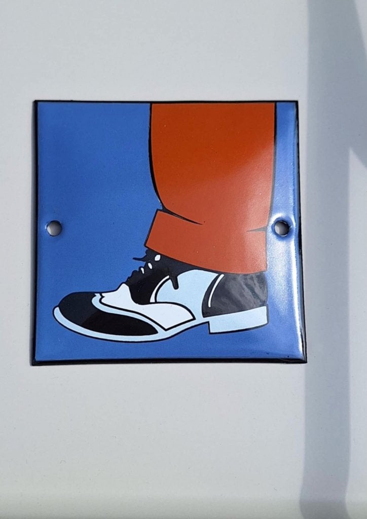 Nieuw emaille bordje met een vintage herenschoen., Reclamebord, ., Nieuw, Ophalen of Verzenden
