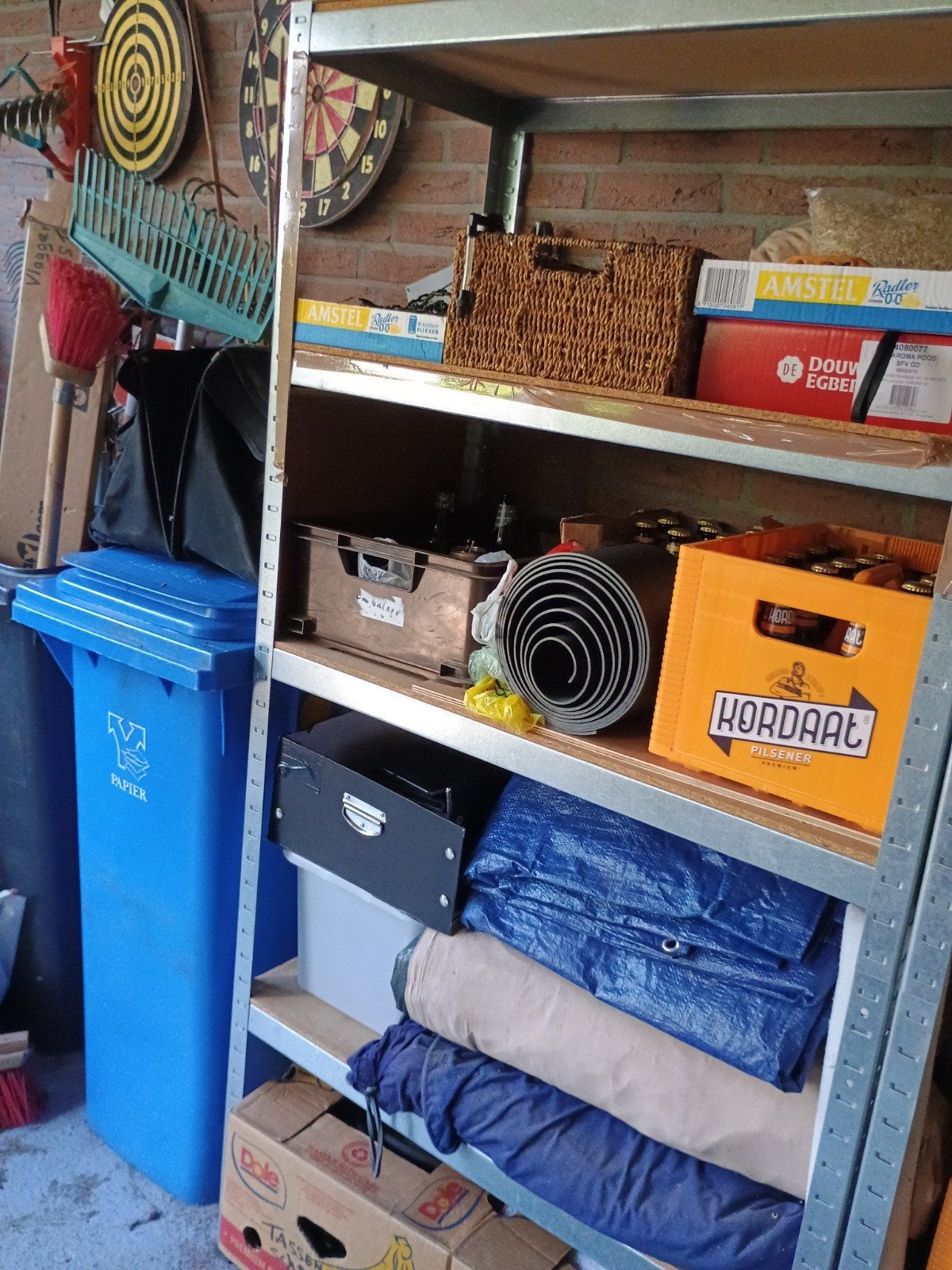 Stelling kast voor berging., Ophalen
