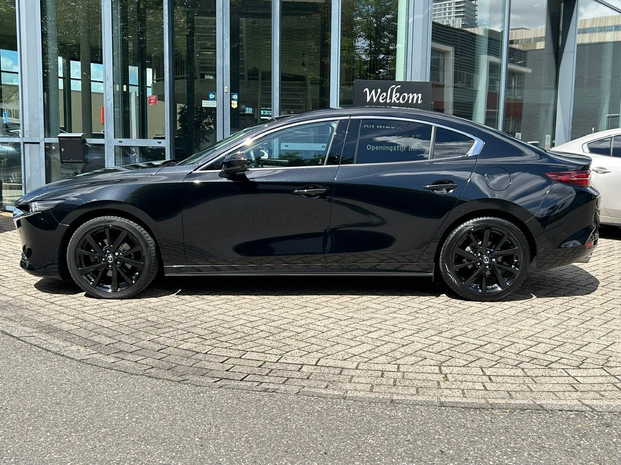 Mazda 3 Sedan Skyactiv-X 186pk Luxury | Leer | Bosé Audio |, Gebruikt, Zwart, Bedrijf, Handgeschakeld
