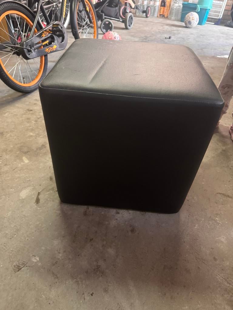 4x Zwarte kunstlederen poef gratis!, Kunststof, Vierkant, Minder dan 50 cm, Ophalen of Verzenden