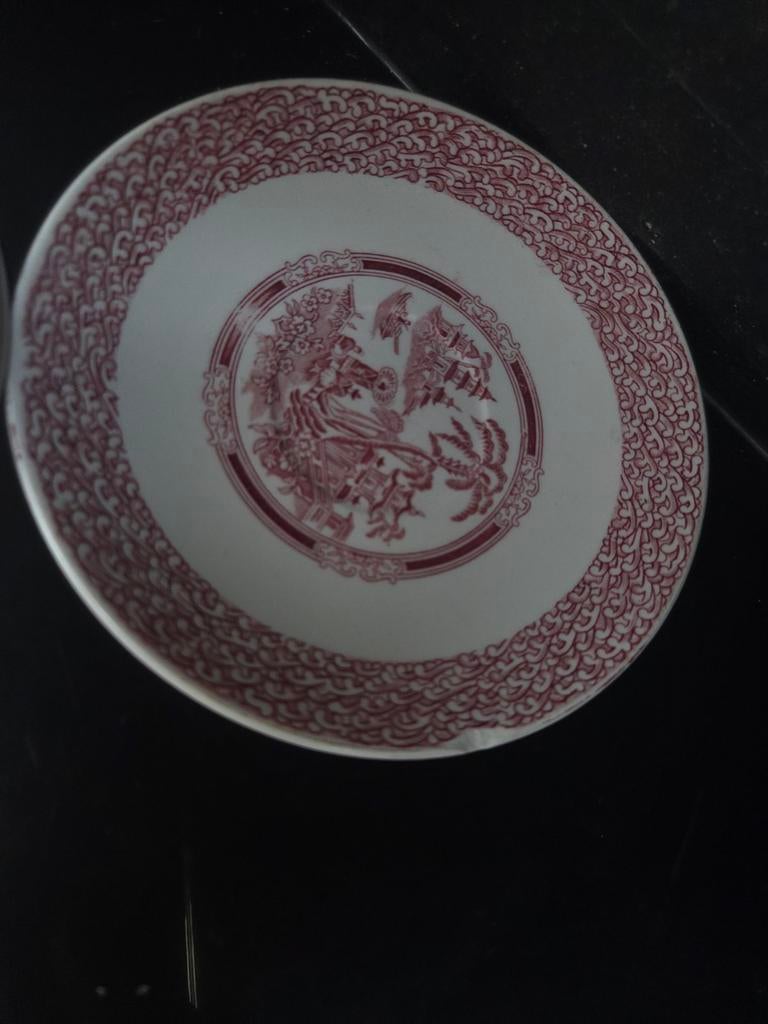 Drie Petrus Regout bordjes met rood-wit patroon, Ophalen of Verzenden