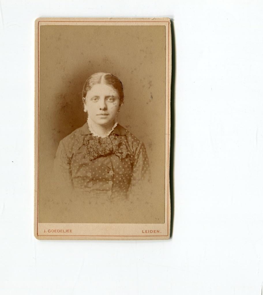 Carte de Visite. J. Goedeljee. Leiden., Foto, Ophalen of Verzenden, Zo goed als nieuw, Voor 1940