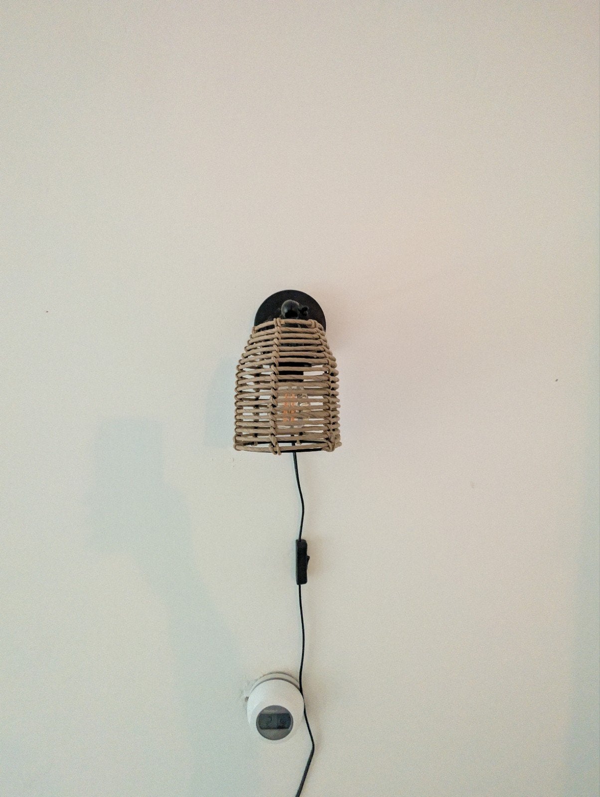 Wandlamp met rotan kap en snoer. 2 stuks, Ophalen, E27 (groot), Overige merken, Natuurlijk materiaal