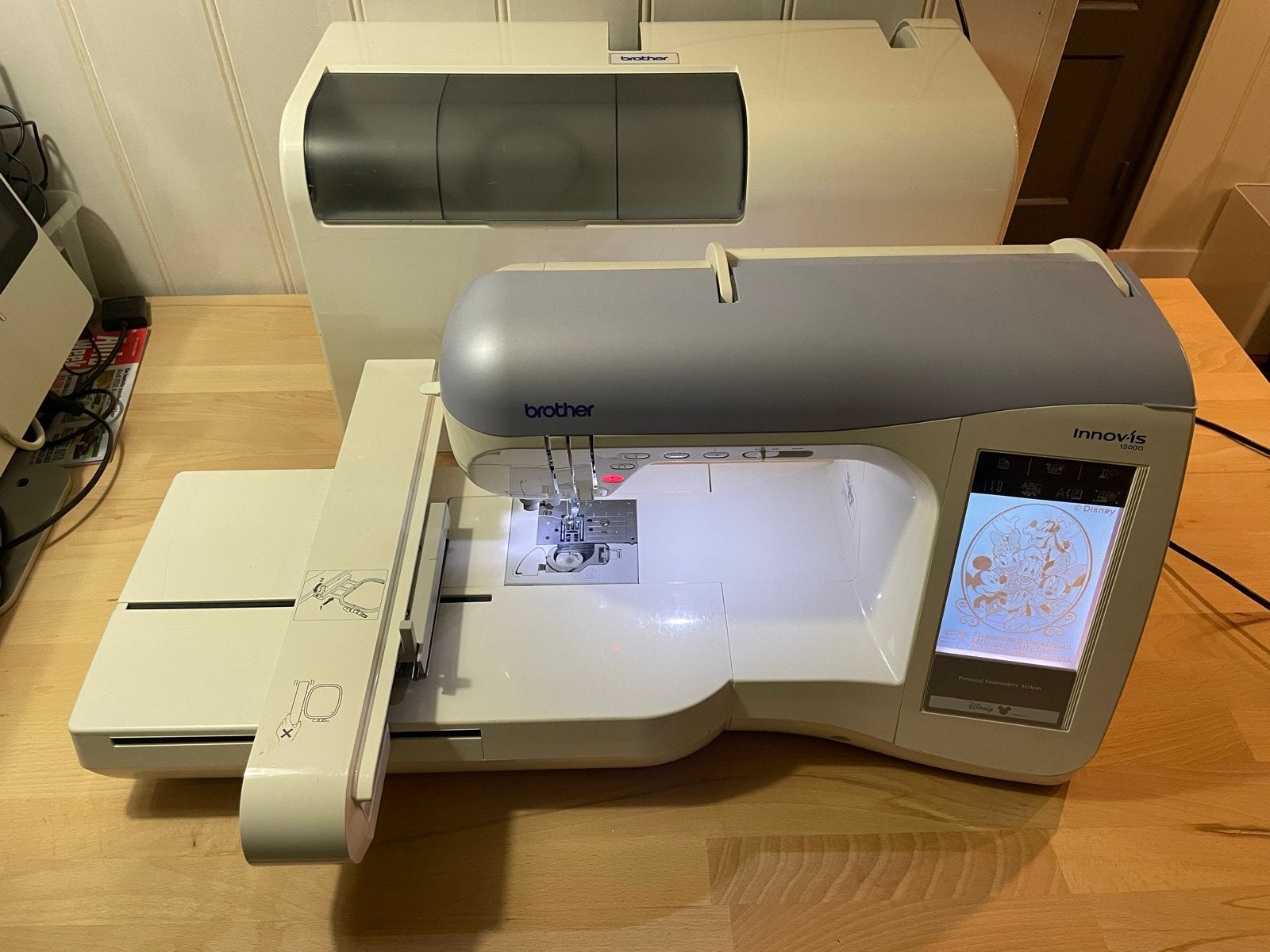 Brother Innov'is 1500D Borduurmachine met Disney patronen, Ophalen of Verzenden, Zo goed als nieuw, Naaimachine, Brother