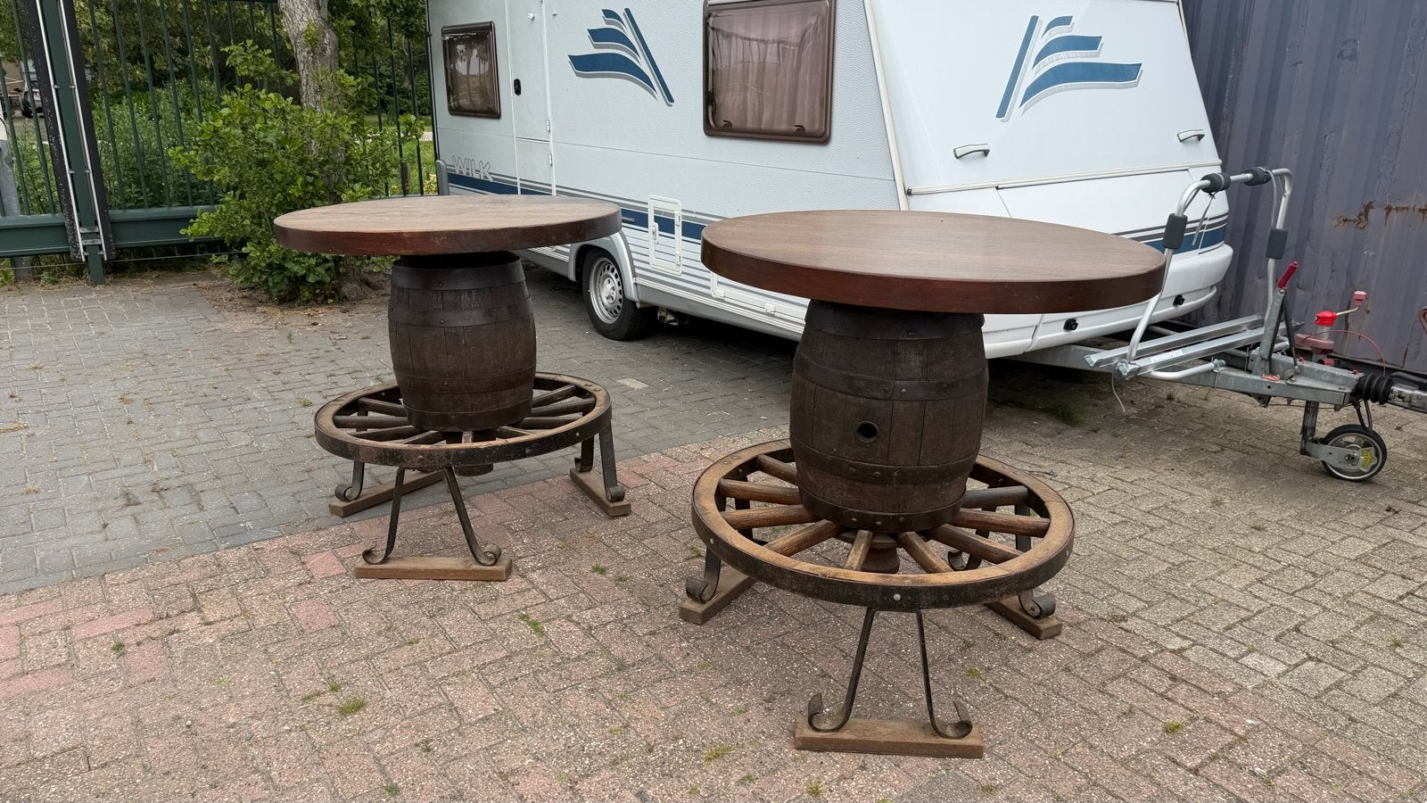 Set van 2 unieke bartafels van wijnvaten en wagenwielen, Huis en Inrichting, Ophalen, Minder dan 55 cm, Gebruikt, Rond