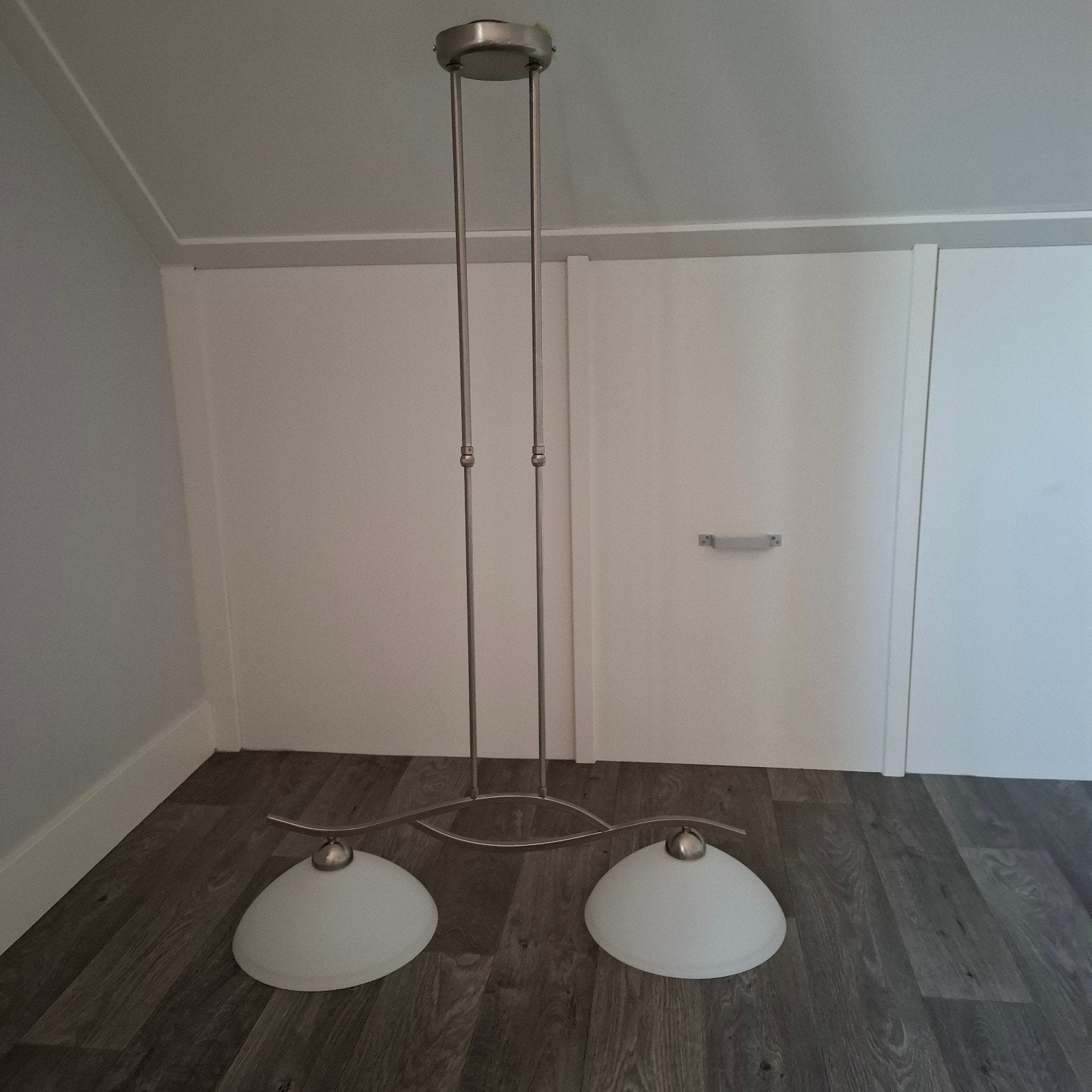Moderne hanglamp met 2 glazen kappen, Huis en Inrichting, Lampen | Hanglampen, Gebruikt, Glas, Modern, E27 (groot)