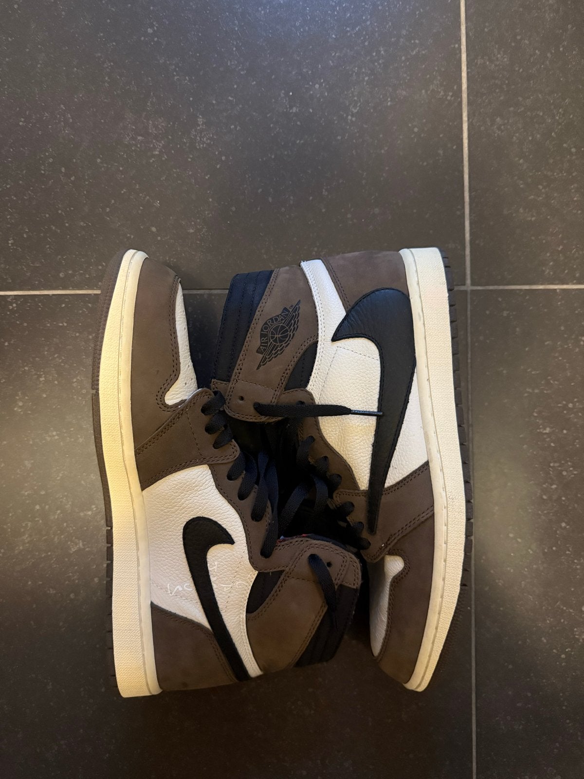 Travis Scott Jordan 1 Mocha Retro High OG SP, Ophalen of Verzenden, Zo goed als nieuw, Bruin, Sneakers of Gympen