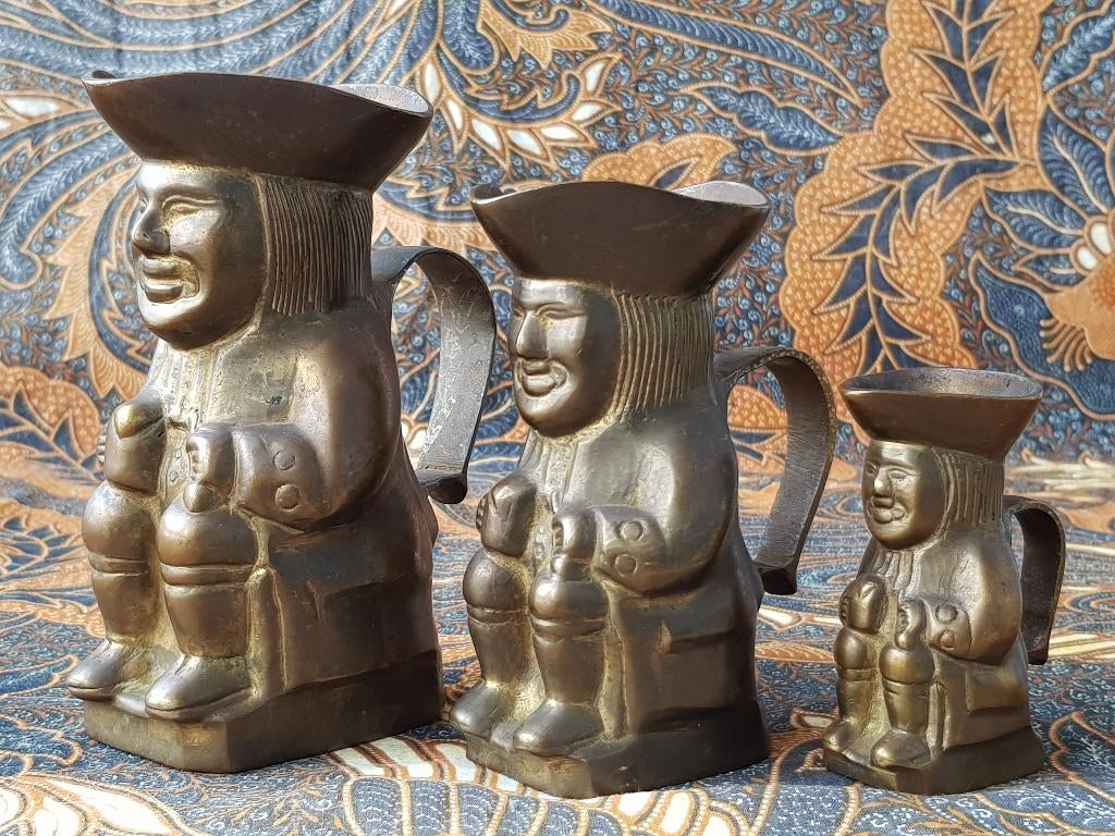 Mooie zware oude set koperen Toby jugs uit Engeland., Ophalen of Verzenden, Koper