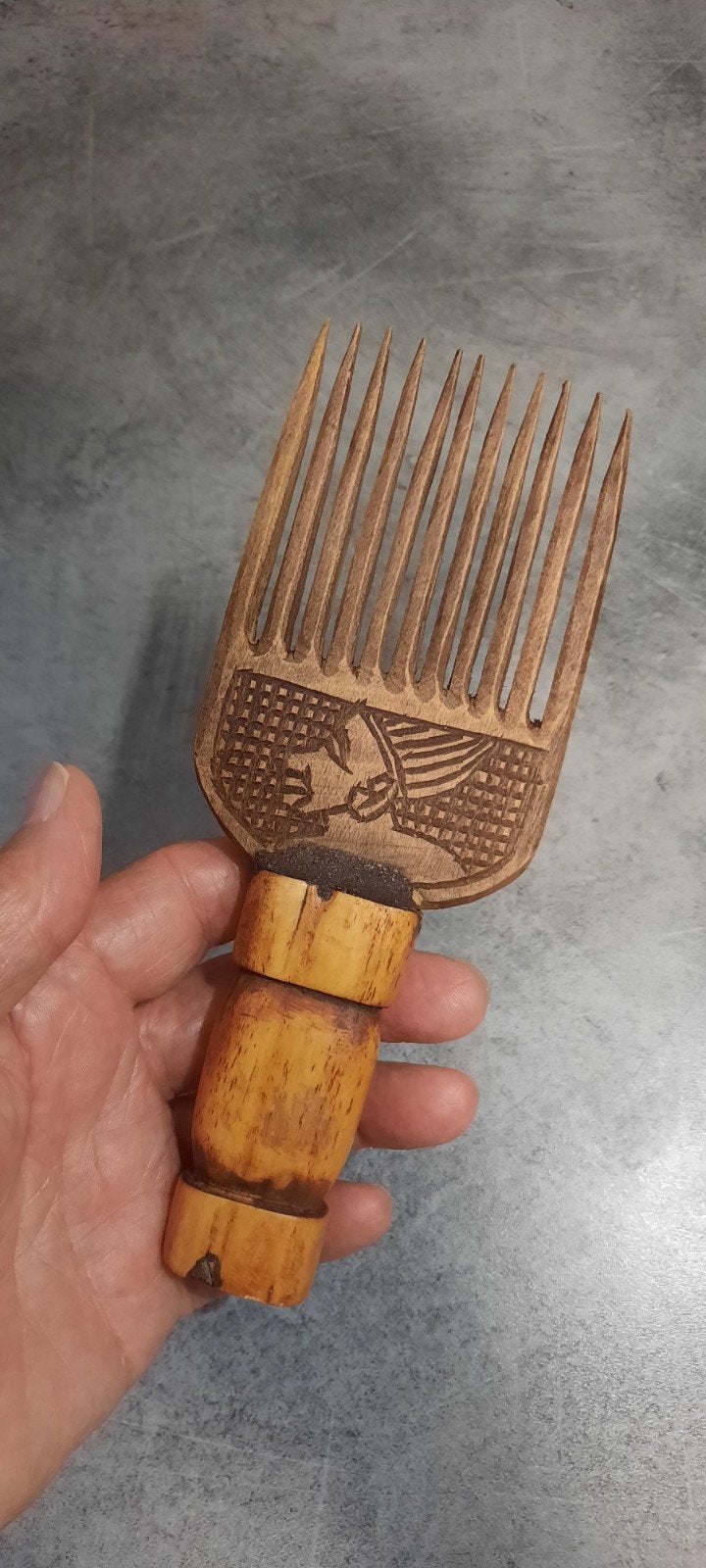 Unieke handgesneden Afrikaanse afro-kam met motieven, Hout, Bruin, Afrika, 17 cm