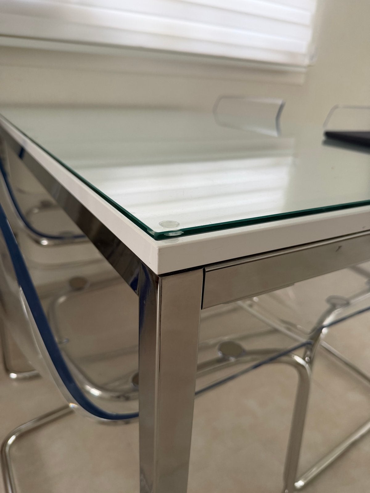 Torsby tafel met vier transparante IKEA Tobias stoelen, Ophalen, Kunststof, Gebruikt, Rond