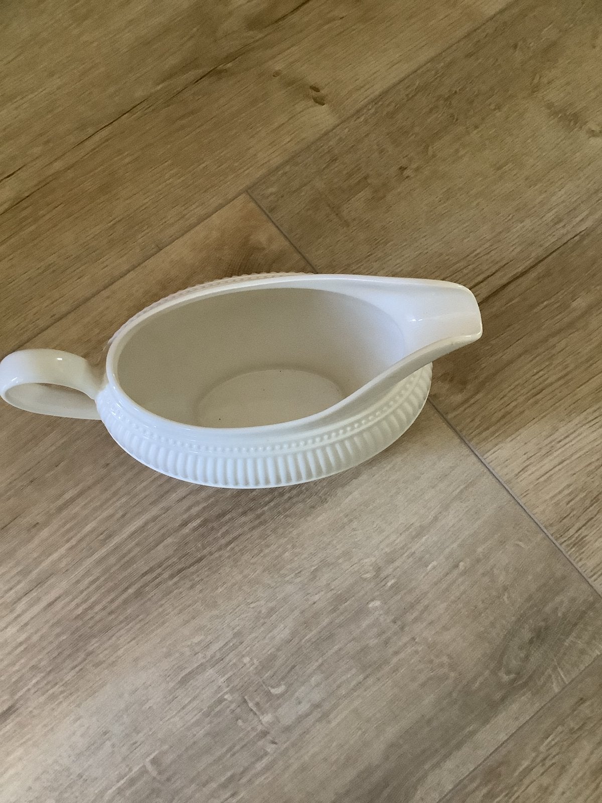 Witte sauskom met reliëf - Klassiek en elegant wedgwood, Gebruikt, Overige typen, Ophalen of Verzenden, Klassiek