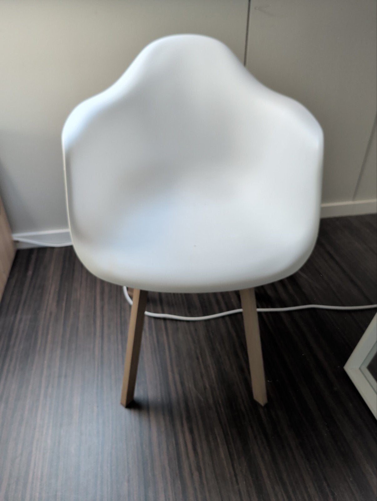 Witte stoel met houtkleurige poten - Modern design, Huis en Inrichting, Stoelen, Gebruikt, Wit, Ophalen, Hout