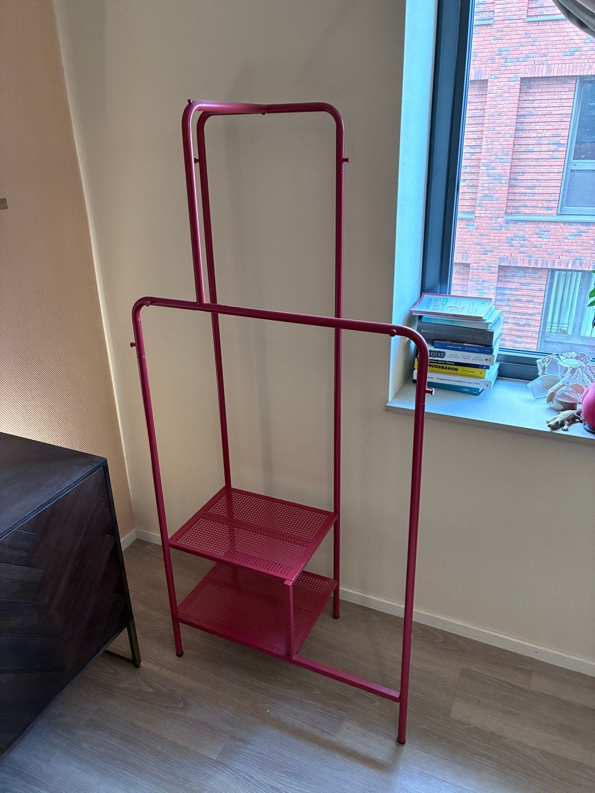 IKEA NIKKEBY Dressboy /kledingstandaard, rood, uit productie, Ophalen, Met plank(en), 50 tot 100 cm, Zo goed als nieuw