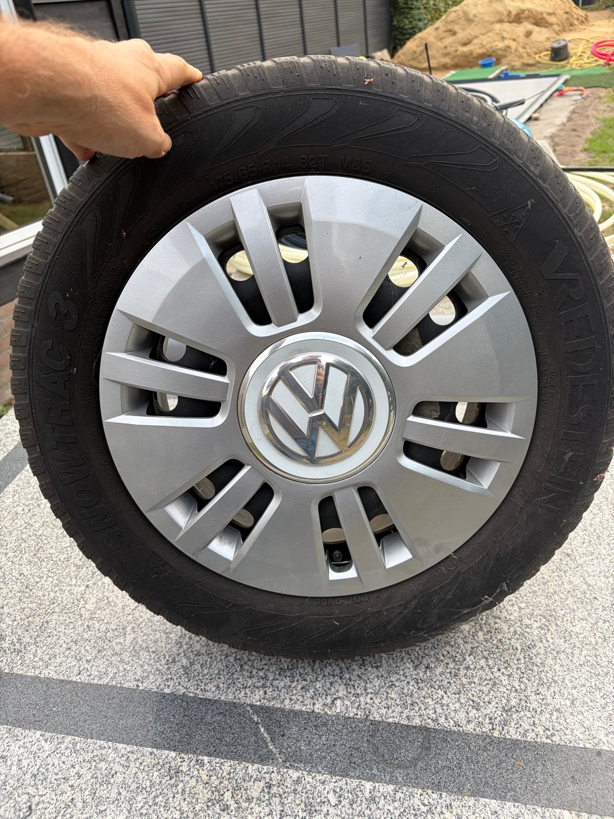VW UP! Velgen met Winterbanden en Originele Wieldoppen, Auto-onderdelen, Banden en Velgen, Ophalen, 14 inch, Gebruikt, 175 mm