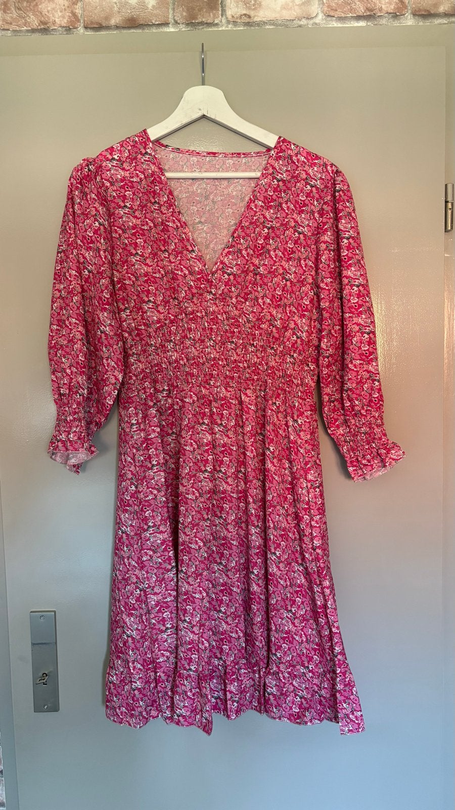 Roze jurk met mooi decolleté - Maat L, Kleding | Dames, Jurken, Maat 42/44 (L), Ophalen of Verzenden, Knielengte, Roze