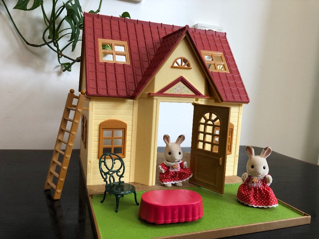 Sylvanian Families Startershuis & 2x Chocoladekonijn, Ophalen of Verzenden, Zo goed als nieuw, Poppenhuis