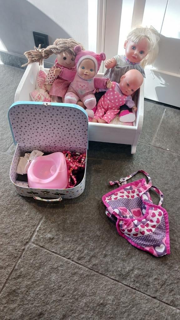 Poppenbedje met poppen en accessoires, Kinderen en Baby's, Speelgoed | Poppen, Ophalen, Gebruikt, Babypop