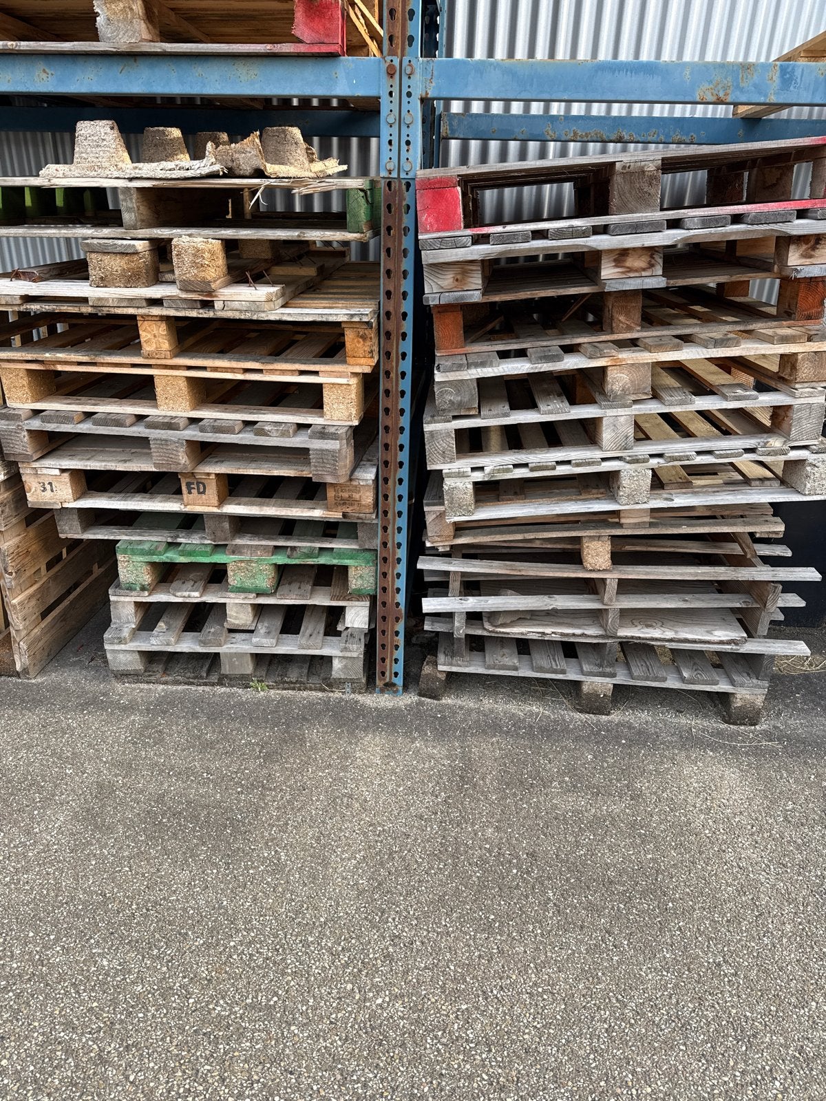 Diverse Pallets voor evt kachelhout(gratis), Minder dan 3 m³, Ophalen