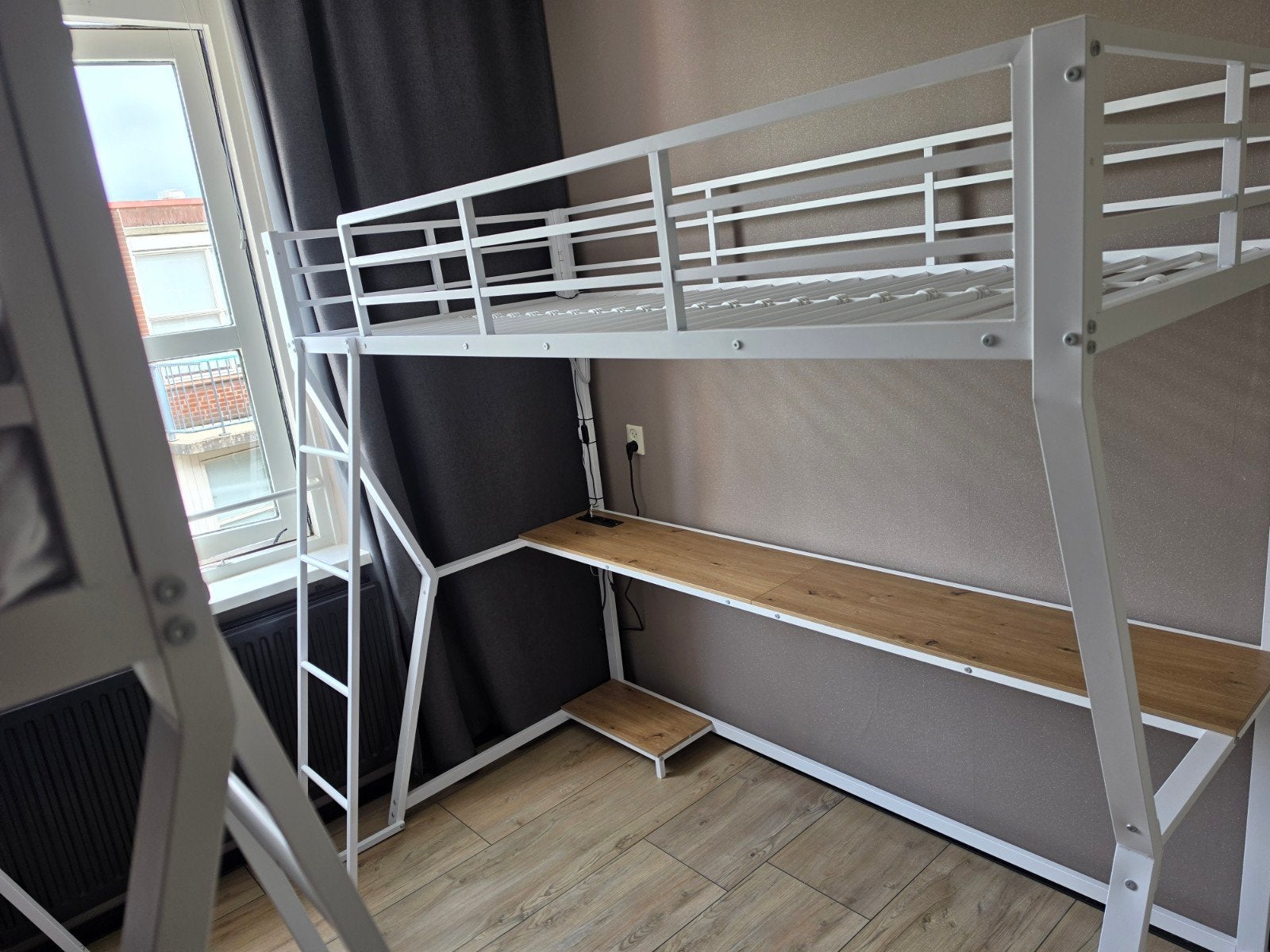 Zgan Sweiko Hoogslapers met bureau (2 st) nu 250 euro samen., Ophalen, Eenpersoons, 160 tot 180 cm, Zo goed als nieuw