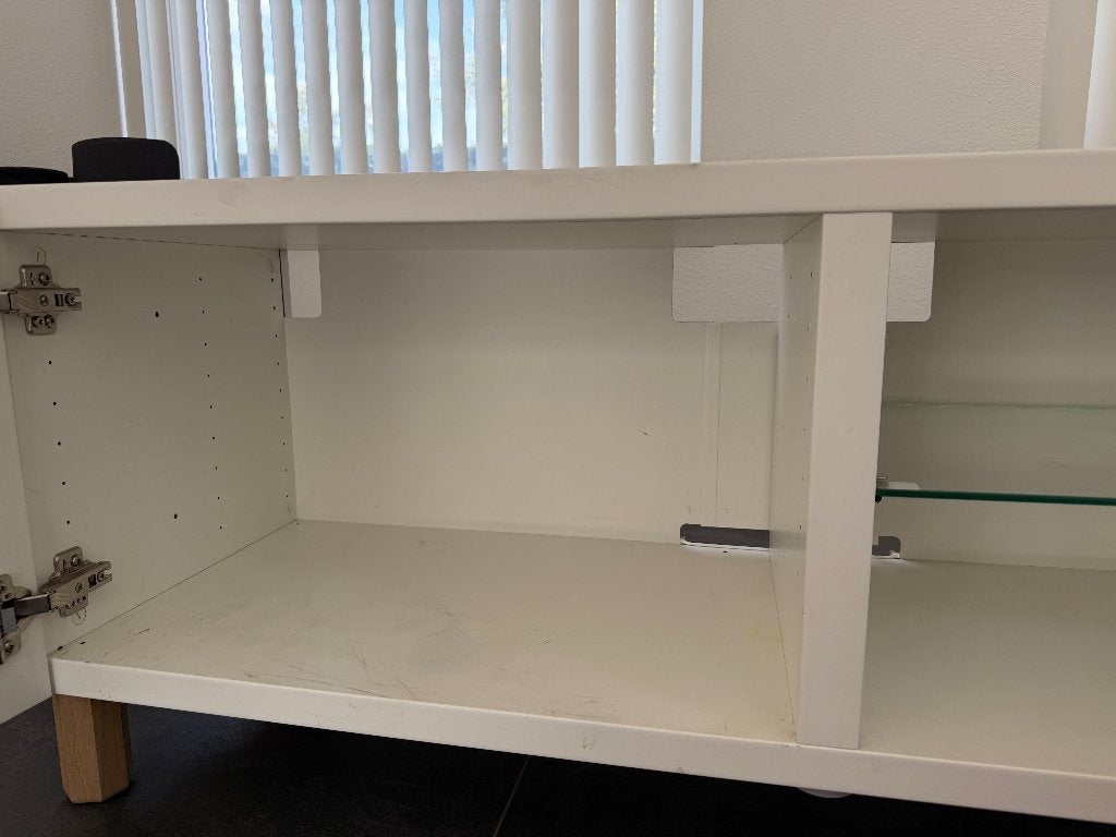 BESTA Tv-meubel met deuren/wit/houten poten/glazen plank, Ophalen, Gebruikt, 100 tot 150 cm, Minder dan 100 cm