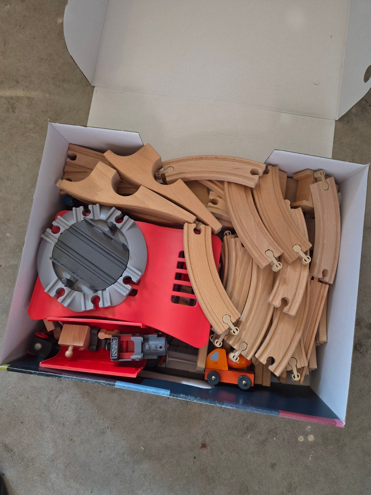 Houten treinbaan met station en accessoires, Ophalen of Verzenden, Gebruikt