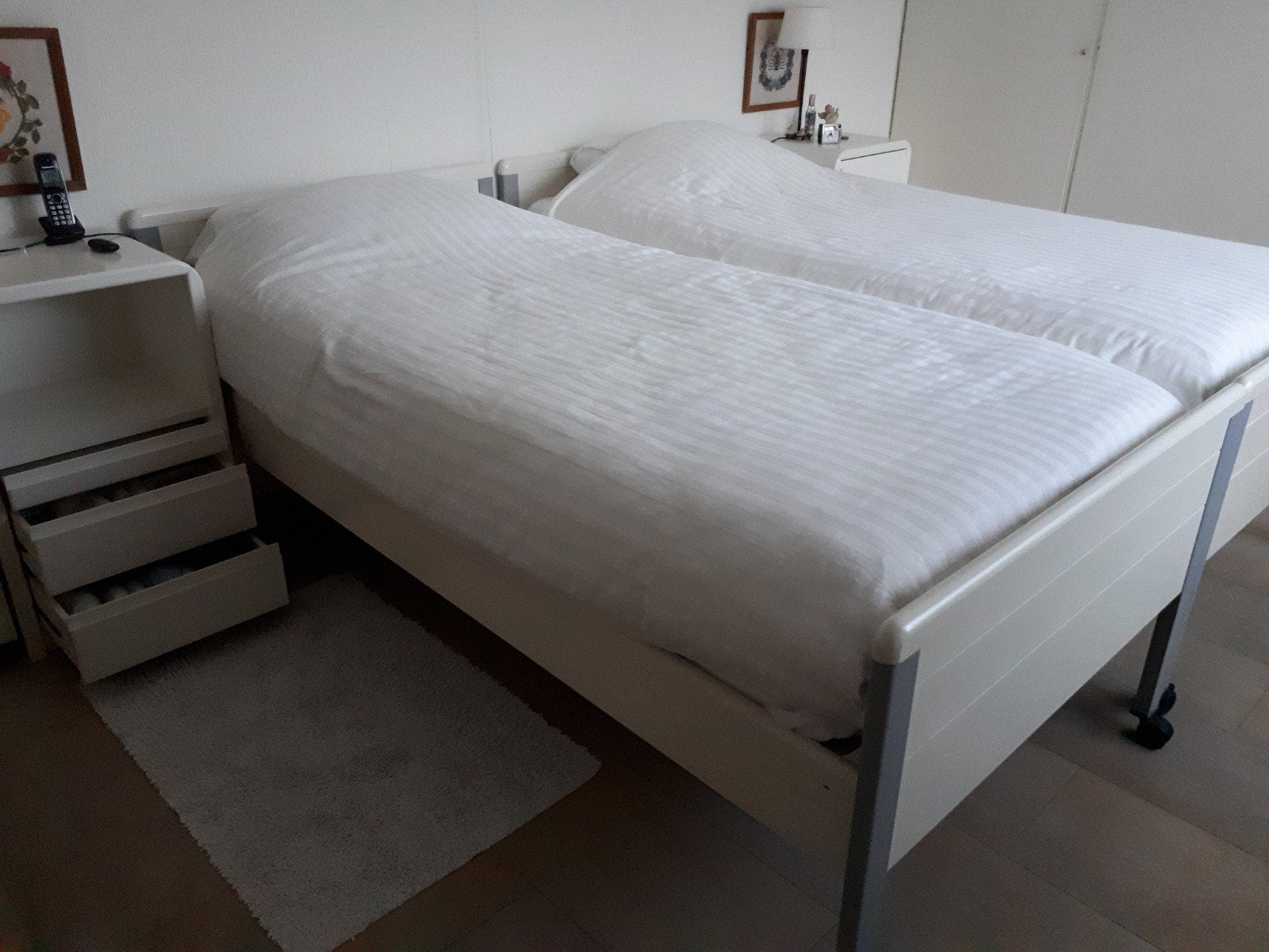 2 van deze kwalitatief super mooie witte sanioren bedden 90, Ophalen, 90 cm, Eenpersoons, Zo goed als nieuw