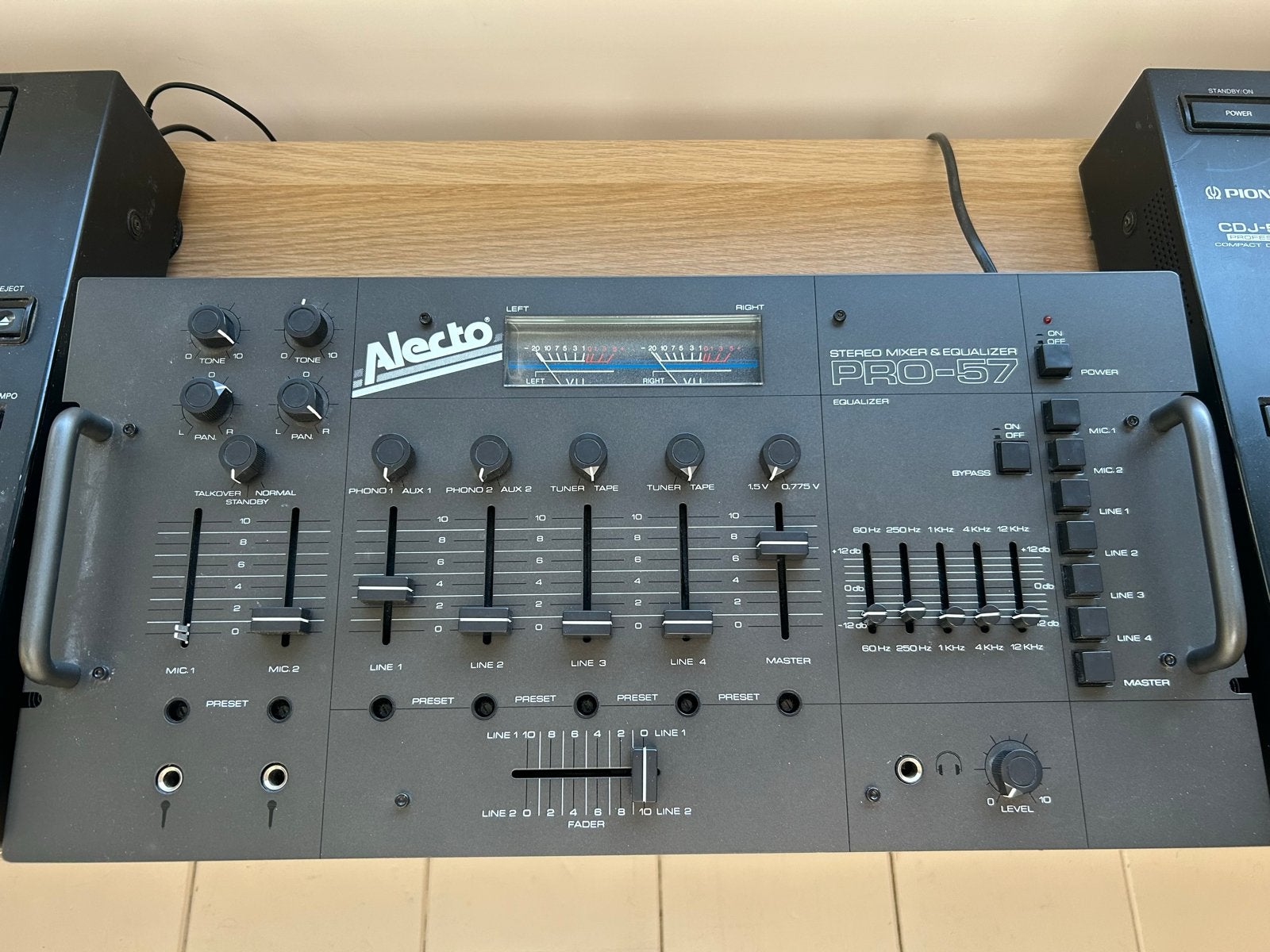 Alecto PRO-57 Vintage Stereo Mixer & Equalizer, Ophalen of Verzenden, Zo goed als nieuw, Dj-set, Overige merken