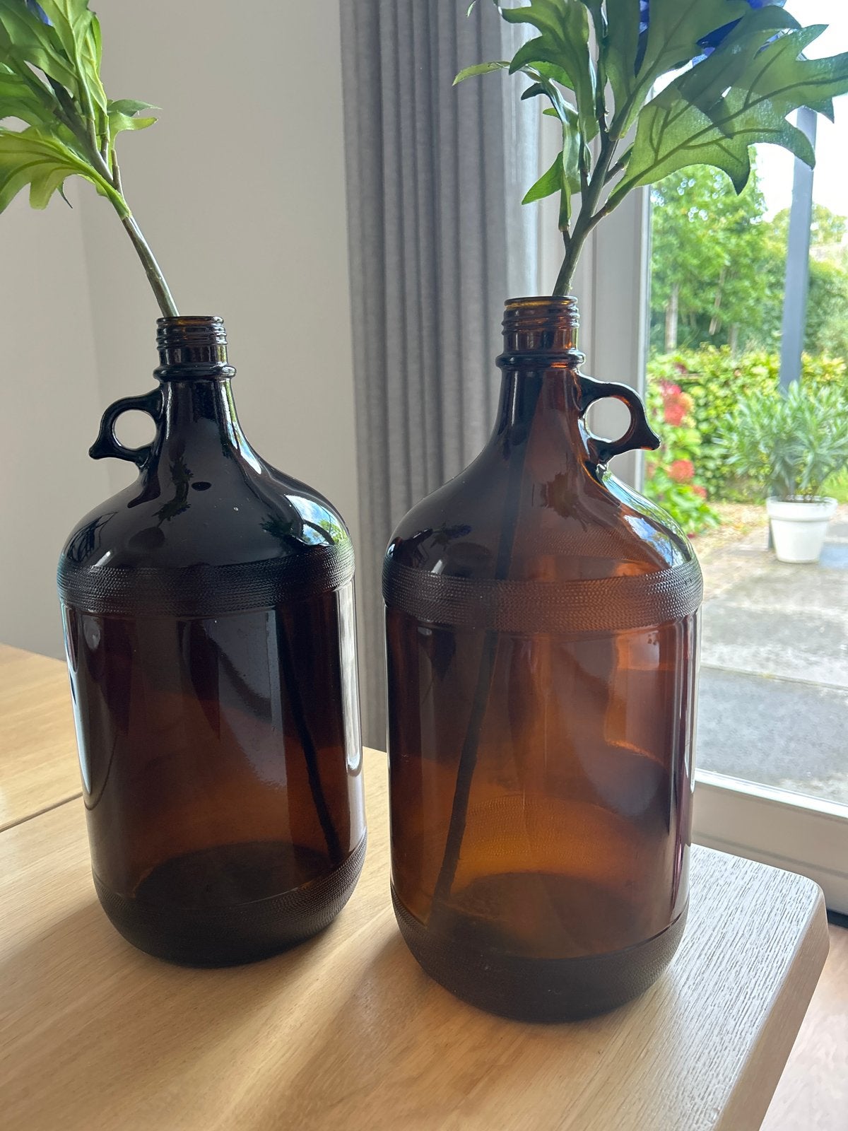Set van 2 grote bruine glazen flessen/vazen, Ophalen