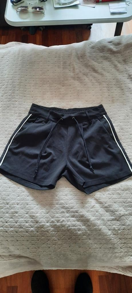 Zwarte sportieve short met witte streep, Kleding | Dames, Broeken en Pantalons, Maat 38/40 (M), Kort, Zwart, Ophalen of Verzenden