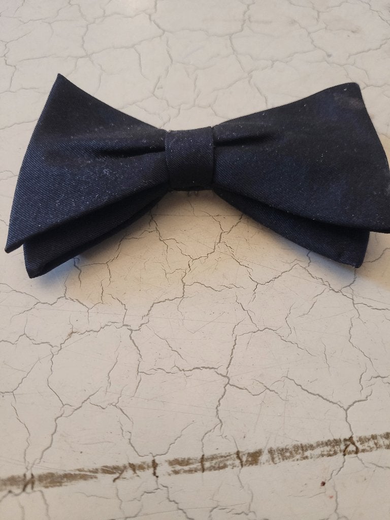 Vintage dubbele vlinderstrik is een clip, Heikant 21 Kaatsheuvel, Effen, Zwart, Belle Vieille Brocante