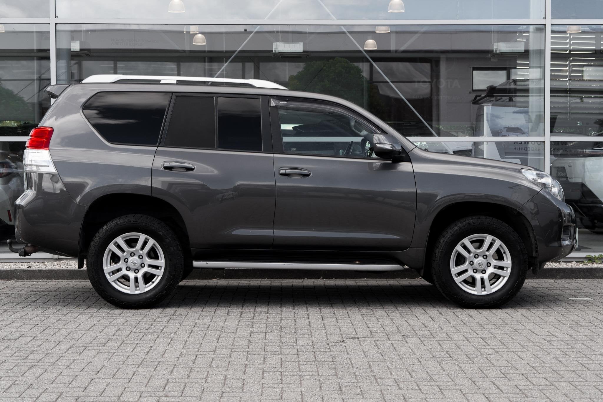 Toyota Land Cruiser 3.0 D-4D SX Window Van MOTOR VOLLEDIG GE, Auto's, Automaat, Gebruikt, 4 cilinders, Bedrijf