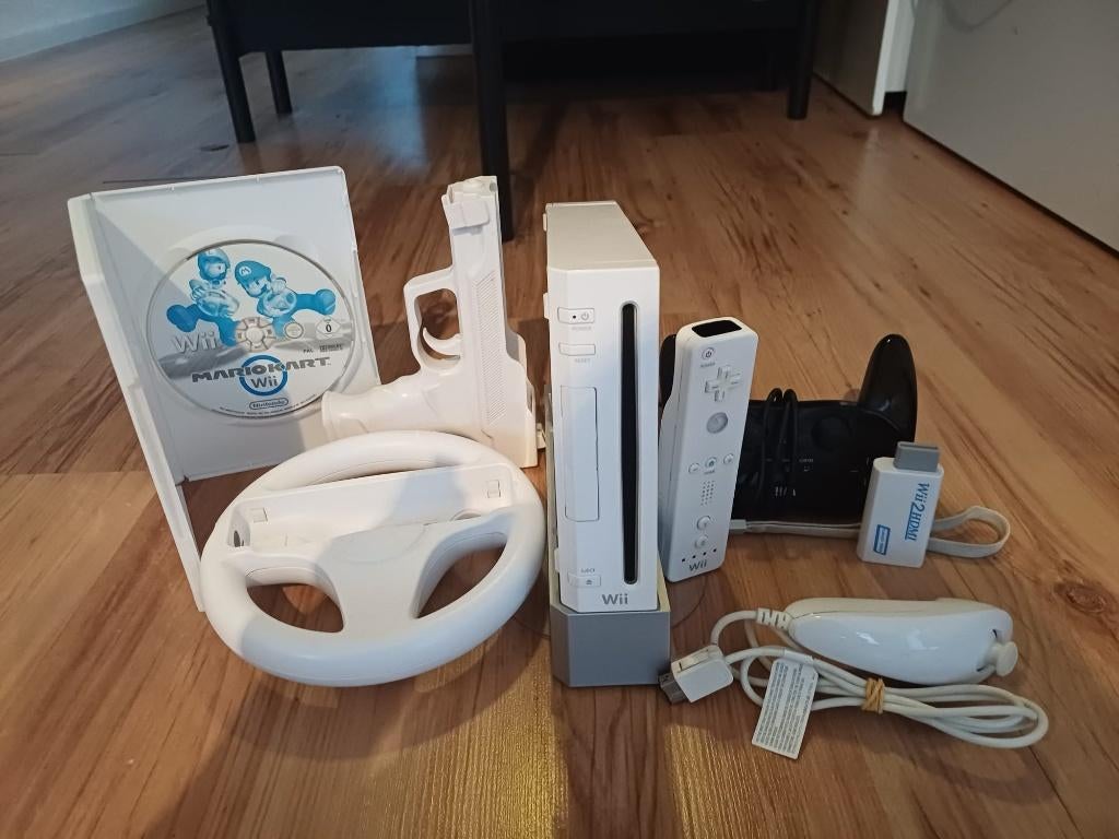Nintendo Wii + uitgebreide set accessoires (ZGAN), Ophalen of Verzenden, Zo goed als nieuw, Met 2 controllers, Met stuurtje