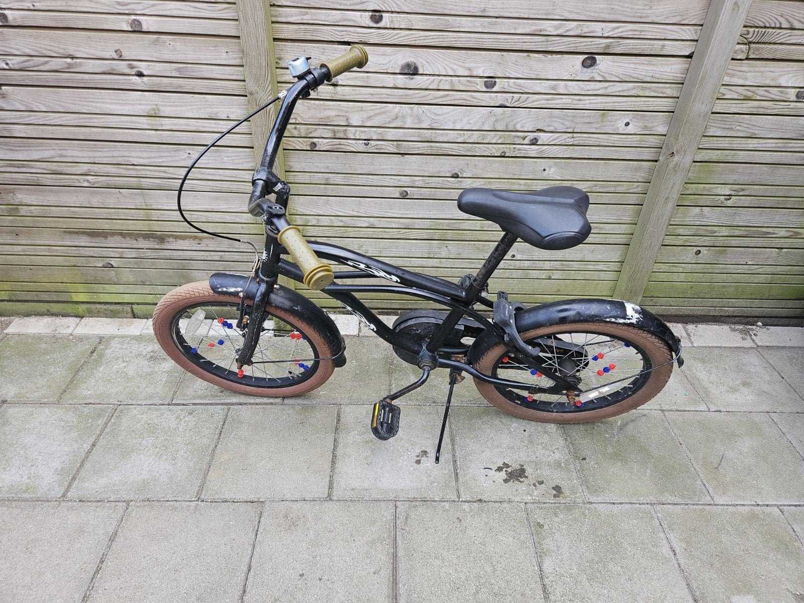 Kinderfiets met lekke band - Gratis af te halen, Fietsen en Brommers, Ophalen of Verzenden, 16 tot 20 inch, Gebruikt, Onbekend