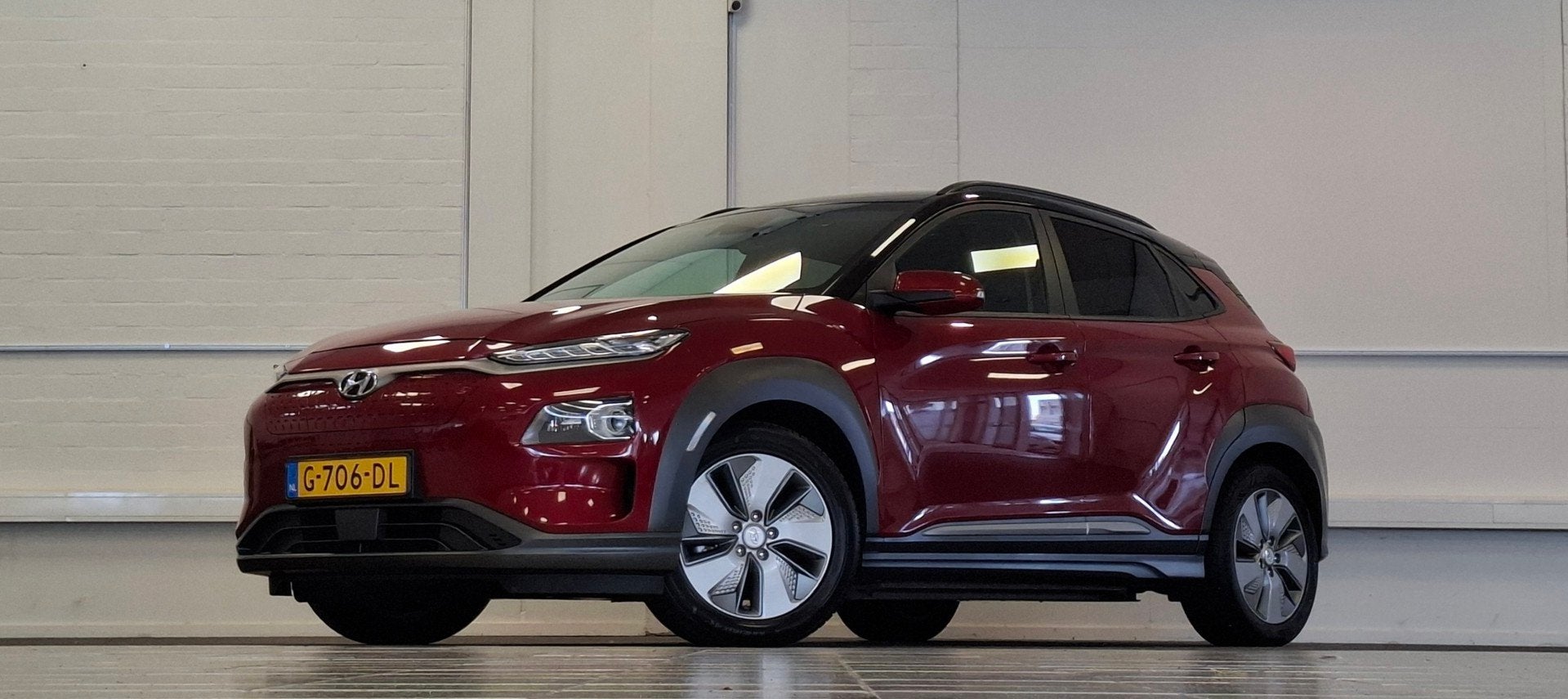Hyundai Kona EV Premium 64 kWh Trekhaak 2e Eigenaar SOH, Auto's, Dealer onderhouden, Gebruikt, Zwart, 174 min