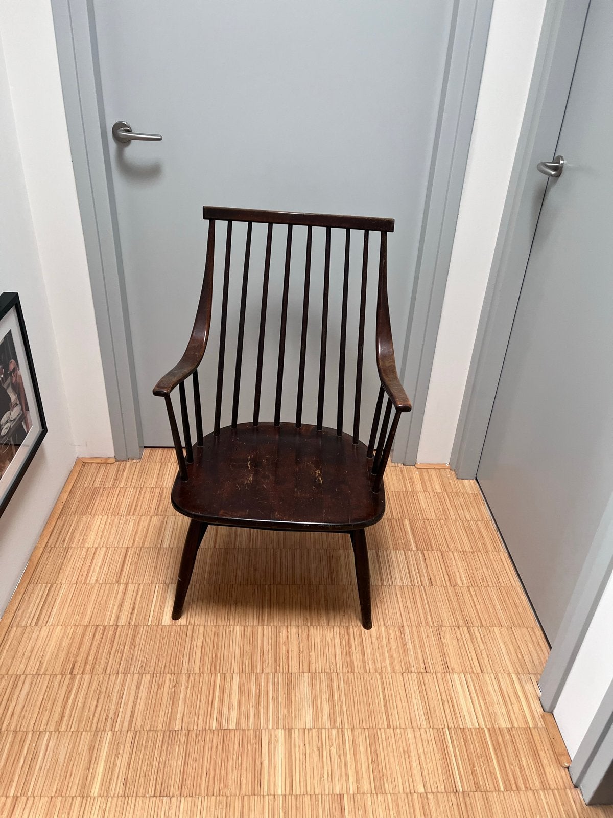 Twee stoelen van Lena Larsson Grandessa, Ophalen