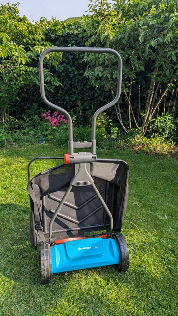 Gardena Handgrasmaaier 330, Tuin en Terras, Grasmaaiers, Zo goed als nieuw, Handgrasmaaier, 30 t/m 39 cm, Kooimesmaaier, Ophalen