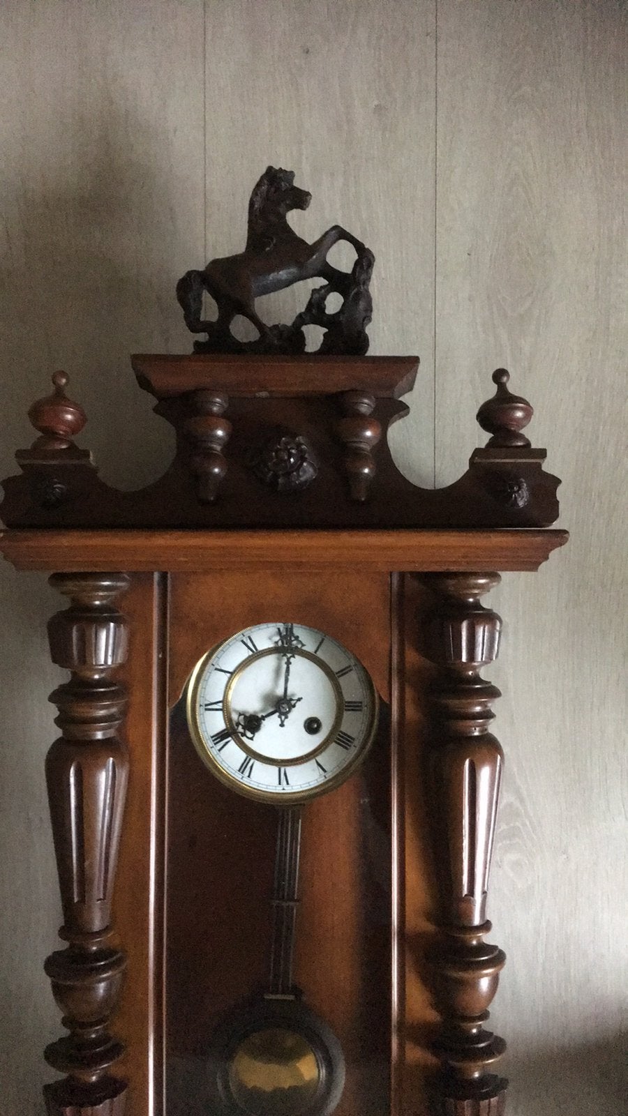 Antieke analoge paardjesklok regulateur, Ophalen