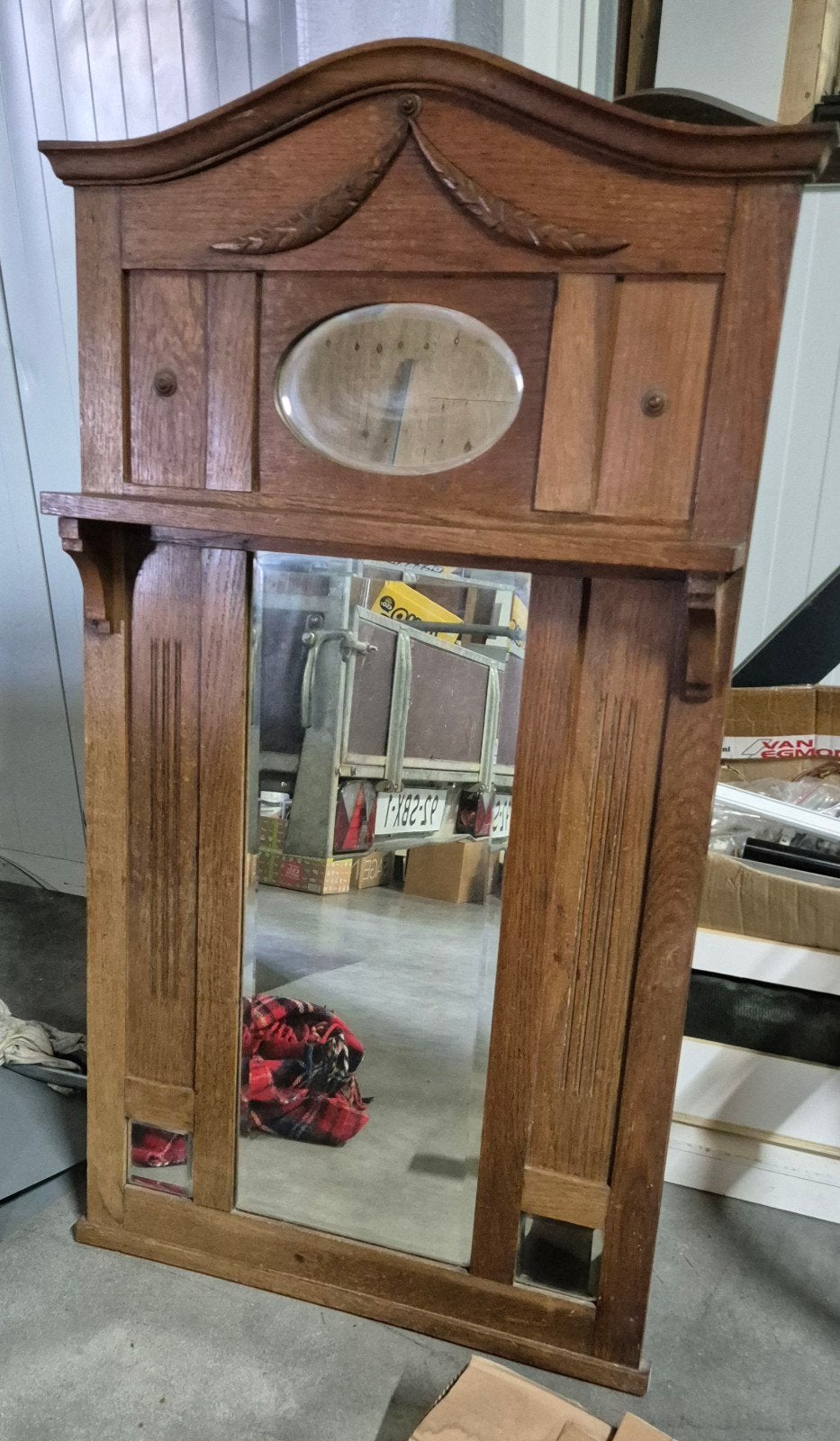 Antieke houten spiegel met sierlijk houtsnijwerk, Antiek en Kunst, Antiek | Spiegels, Ophalen of Verzenden