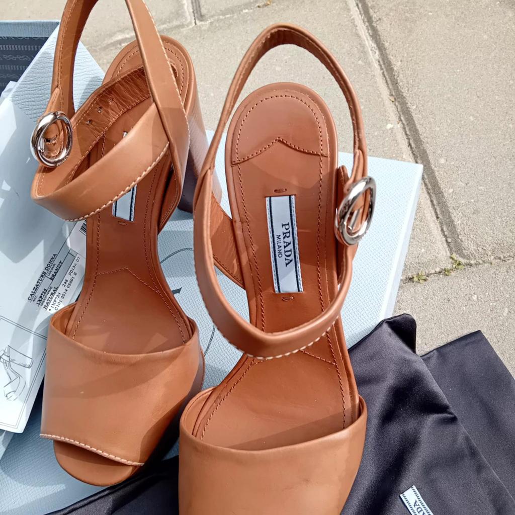Prada Leren Sandalen met Blokhak - Maat 37, Kleding | Dames, Schoenen, Zo goed als nieuw, Sandalen of Muiltjes, Bruin, Ophalen of Verzenden