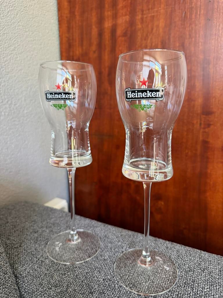 Set van 2 Heineken bierglazen op voet. Nieuw, Ophalen of Verzenden, Nieuw, Bierglas