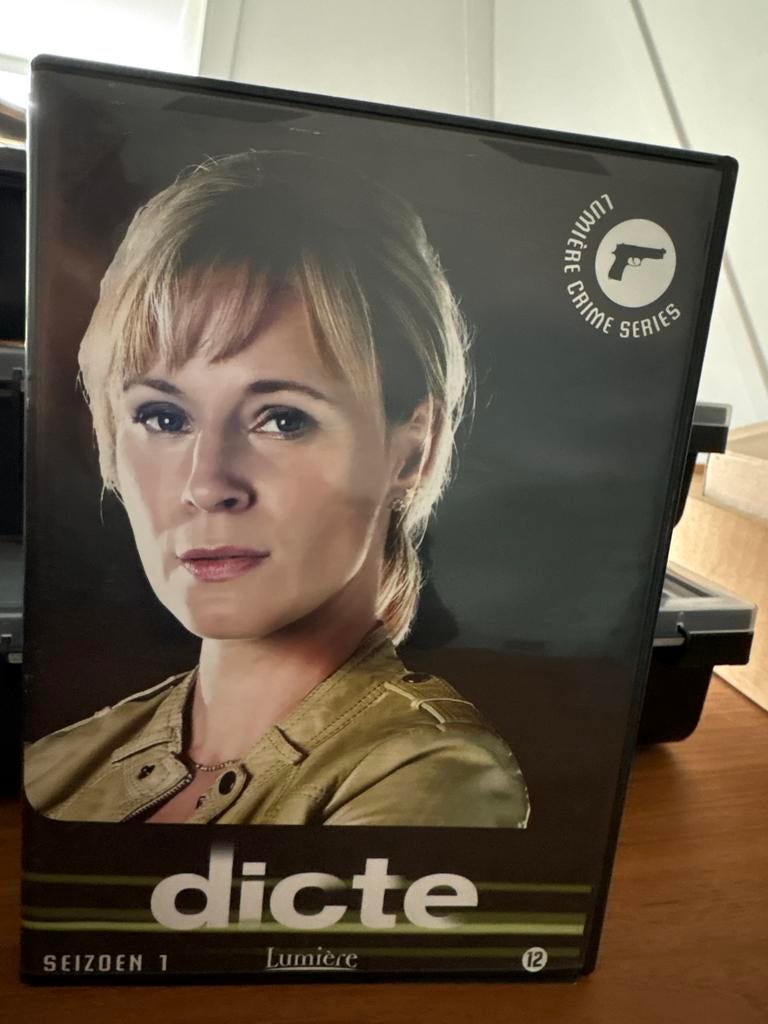 Dicte Seizoen 1 - Lumière Crime Series DVD, Cd's en Dvd's, Dvd's | Tv en Series, Vanaf 12 jaar, Ophalen of Verzenden, Gebruikt
