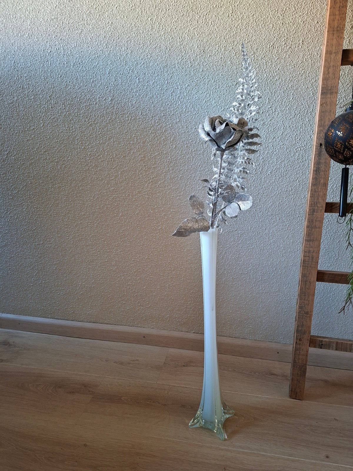 Decoratieve vaas met zilveren roos 50 cm, Ophalen